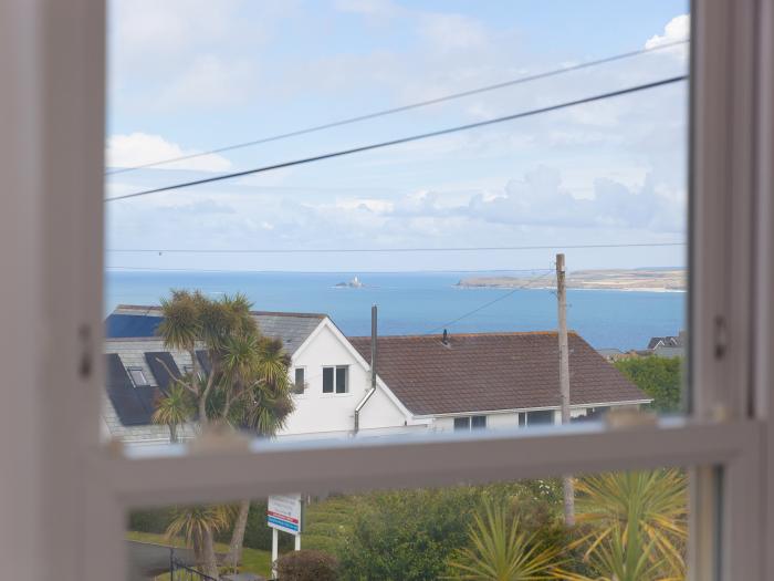 Samphire in Carbis Bay, Cornwall. Designated parking. Smart TV. Close to amenities and a beach. 2bed