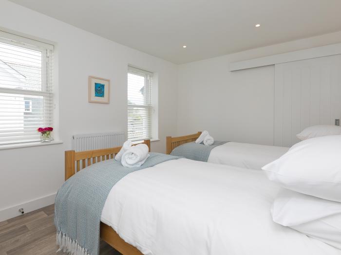 Samphire in Carbis Bay, Cornwall. Designated parking. Smart TV. Close to amenities and a beach. 2bed