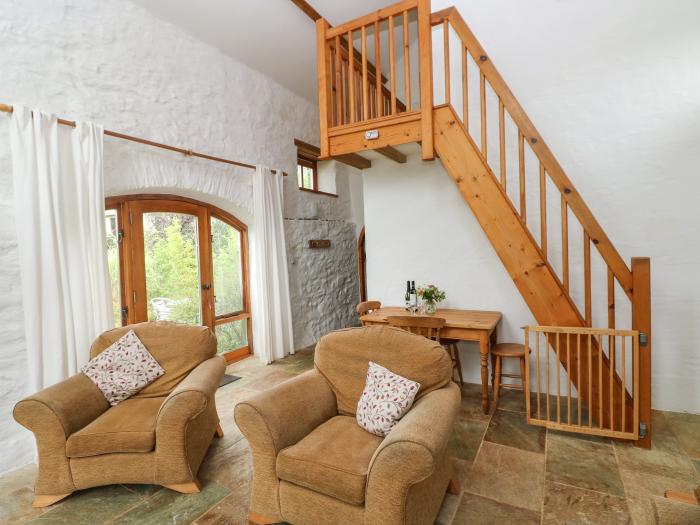 Harmony (S4) near to Goodwick, Sir Benfro. Two bedrooms. En-suites. Pet-friendly. Woodburning stove.