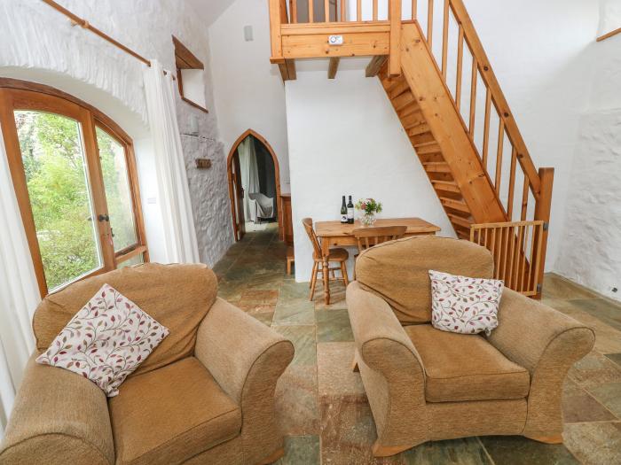 Harmony (S4) near to Goodwick, Sir Benfro. Two bedrooms. En-suites. Pet-friendly. Woodburning stove.