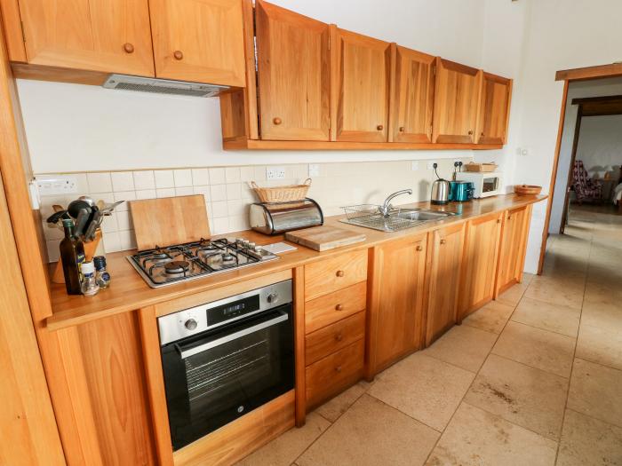 Sunset (S4) near to Goodwick, Sir Benfro. Two bedrooms. En-suite bedrooms. Pet-friendly. Beach near.