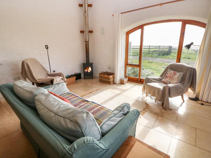 Sunset (S4) near to Goodwick, Sir Benfro. Two bedrooms. En-suite bedrooms. Pet-friendly. Beach near.