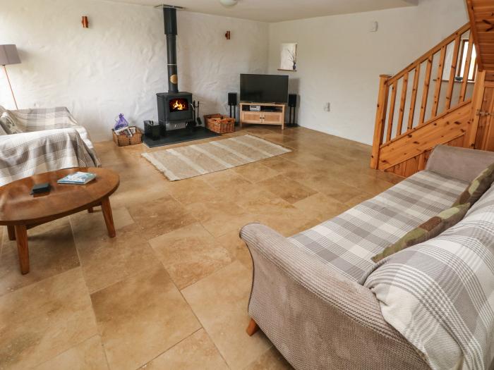 Workshop (S6) near Goodwick, Sir Benfro. Three bedrooms. Pet-friendly. Woodburning stove. Beach near