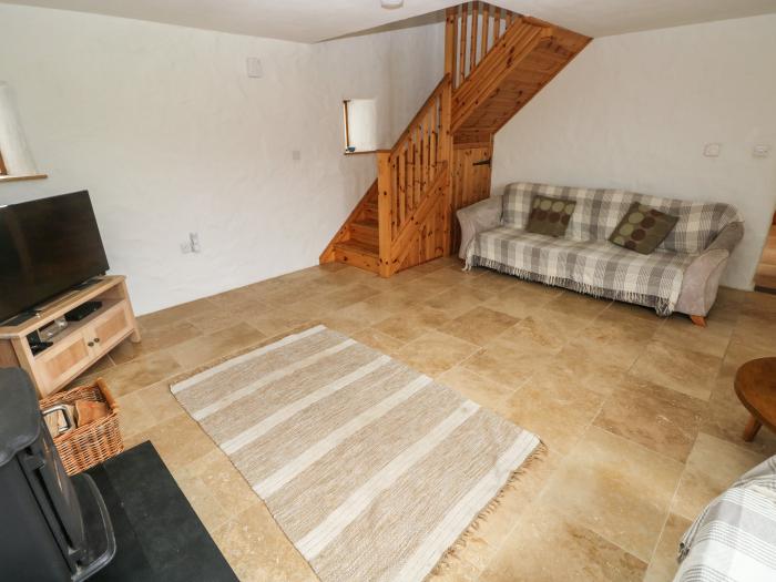 Workshop (S6) near Goodwick, Sir Benfro. Three bedrooms. Pet-friendly. Woodburning stove. Beach near