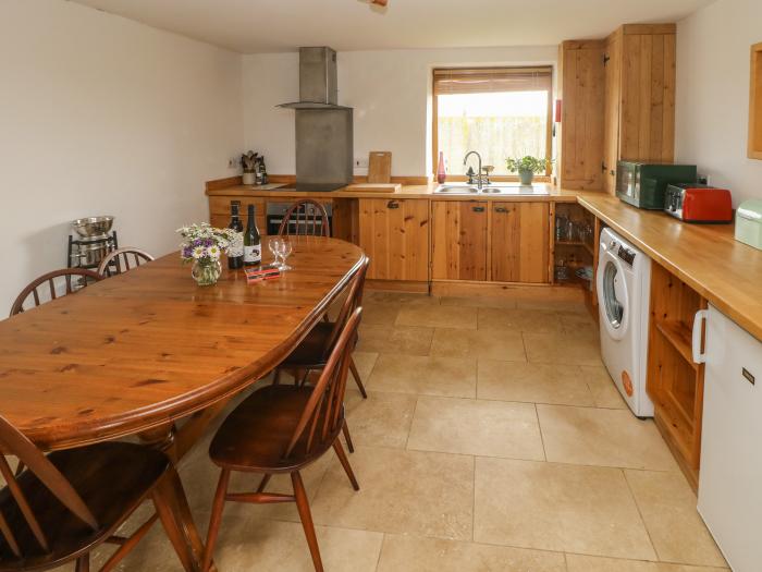 Workshop (S6) near Goodwick, Sir Benfro. Three bedrooms. Pet-friendly. Woodburning stove. Beach near