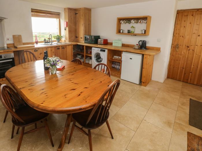 Workshop (S6) near Goodwick, Sir Benfro. Three bedrooms. Pet-friendly. Woodburning stove. Beach near