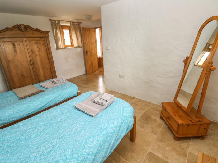 Workshop (S6) near Goodwick, Sir Benfro. Three bedrooms. Pet-friendly. Woodburning stove. Beach near