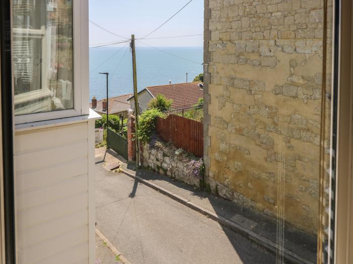 1 Durham Cottages, Ventnor, Isle of Wight. Pretty sea views. Close to amenities and beach. Near AONB