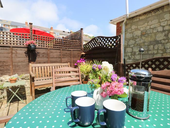 1 Durham Cottages, Ventnor, Isle of Wight. Pretty sea views. Close to amenities and beach. Near AONB