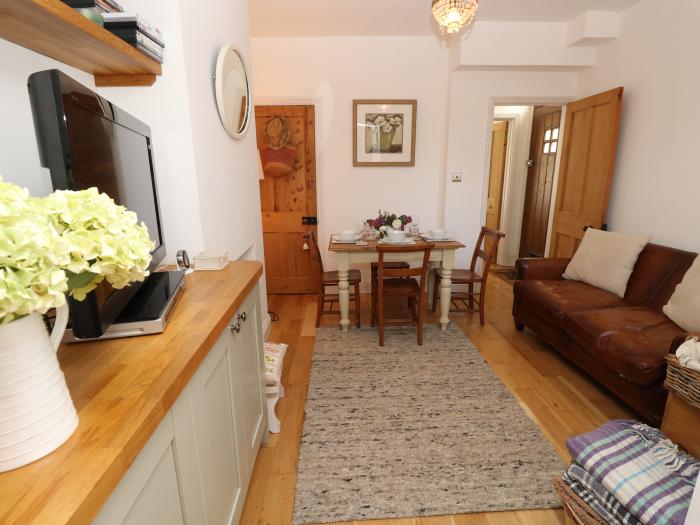 1 Durham Cottages, Ventnor, Isle of Wight. Pretty sea views. Close to amenities and beach. Near AONB