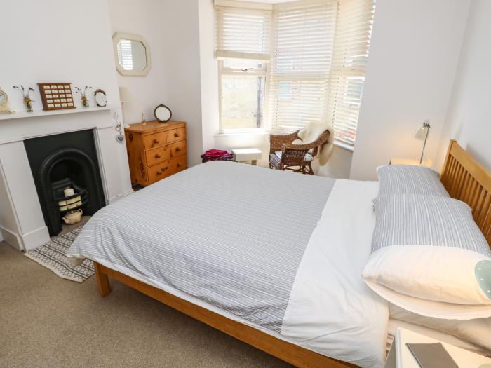 1 Durham Cottages, Ventnor, Isle of Wight. Pretty sea views. Close to amenities and beach. Near AONB