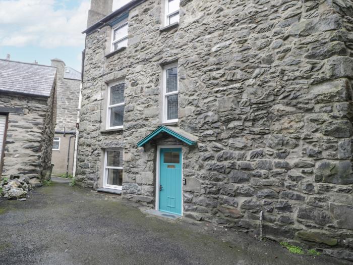 5 Tai Isa, Barmouth, Gwynedd. Near a National Park. Close to amenities and a beach. Car park parking