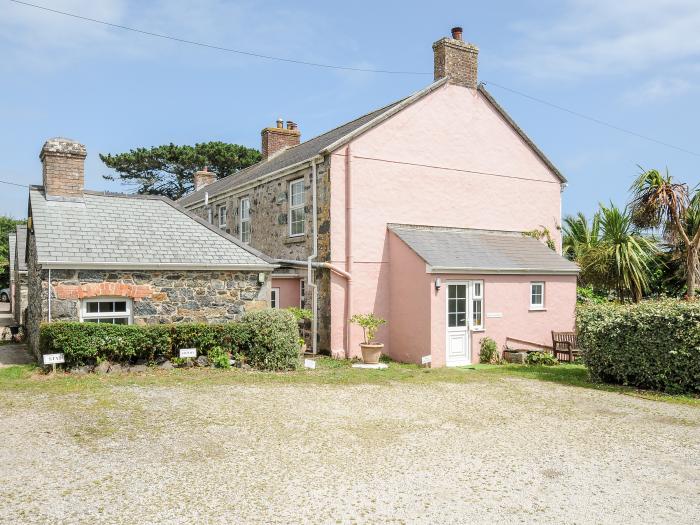 Granary Cottage, Mullion, Cornwall. Three bedrooms. Smart TV. Electric fire. Pet-friendly. Paddocks.