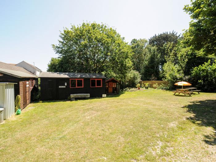 Granary Cottage, Mullion, Cornwall. Three bedrooms. Smart TV. Electric fire. Pet-friendly. Paddocks.