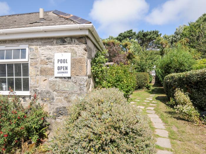 Granary Cottage, Mullion, Cornwall. Three bedrooms. Smart TV. Electric fire. Pet-friendly. Paddocks.