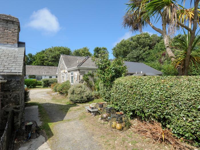 Granary Cottage, Mullion, Cornwall. Three bedrooms. Smart TV. Electric fire. Pet-friendly. Paddocks.