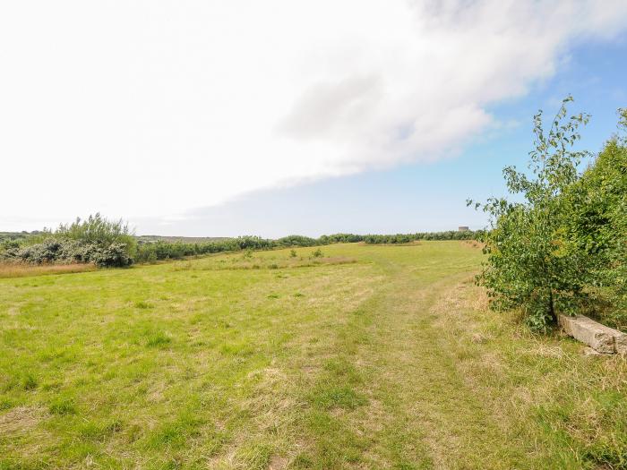 Granary Cottage, Mullion, Cornwall. Three bedrooms. Smart TV. Electric fire. Pet-friendly. Paddocks.