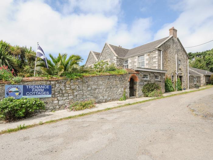 Granary Cottage, Mullion, Cornwall. Three bedrooms. Smart TV. Electric fire. Pet-friendly. Paddocks.