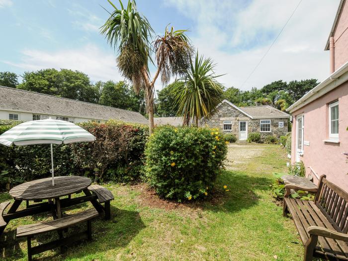 Granary Cottage, Mullion, Cornwall. Three bedrooms. Smart TV. Electric fire. Pet-friendly. Paddocks.