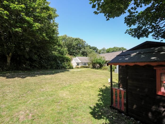 Granary Cottage, Mullion, Cornwall. Three bedrooms. Smart TV. Electric fire. Pet-friendly. Paddocks.