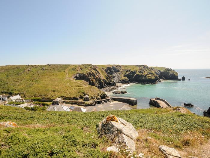 Granary Cottage, Mullion, Cornwall. Three bedrooms. Smart TV. Electric fire. Pet-friendly. Paddocks.