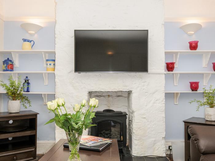 Granary Cottage, Mullion, Cornwall. Three bedrooms. Smart TV. Electric fire. Pet-friendly. Paddocks.