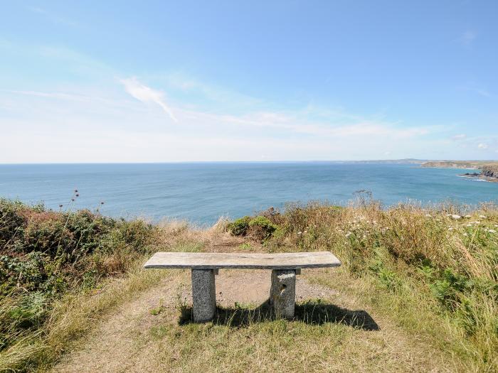 Granary Cottage, Mullion, Cornwall. Three bedrooms. Smart TV. Electric fire. Pet-friendly. Paddocks.