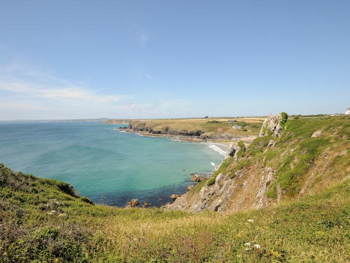 Granary Cottage, Mullion, Cornwall. Three bedrooms. Smart TV. Electric fire. Pet-friendly. Paddocks.