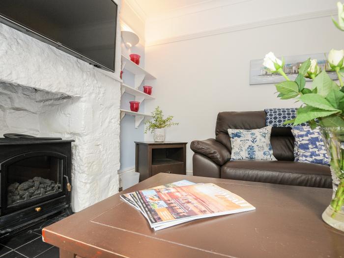 Granary Cottage, Mullion, Cornwall. Three bedrooms. Smart TV. Electric fire. Pet-friendly. Paddocks.