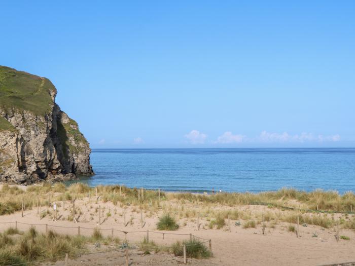 16 Seaspray, Porthtowan, Cornwall. Beach views. Decked balcony. Off-road parking. Pet-friendly. 2bed