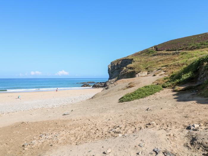 16 Seaspray, Porthtowan, Cornwall. Beach views. Decked balcony. Off-road parking. Pet-friendly. 2bed