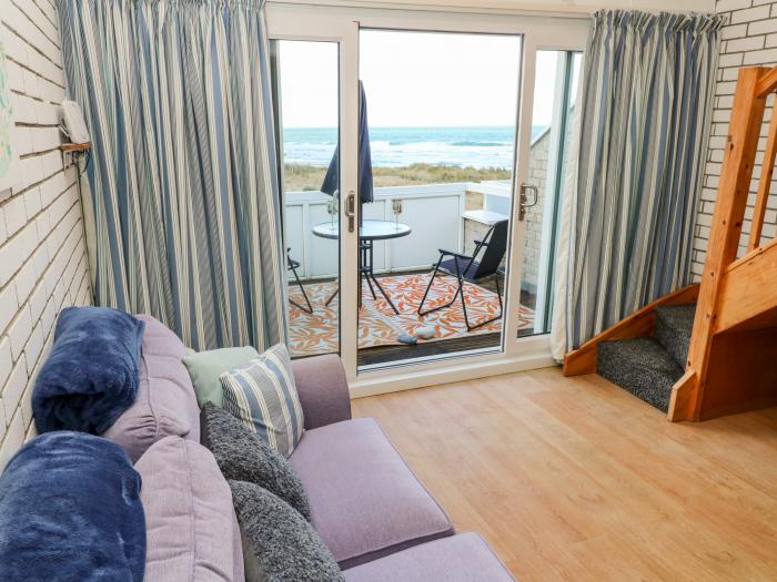 16 Seaspray, Porthtowan, Cornwall. Beach views. Decked balcony. Off-road parking. Pet-friendly. 2bed