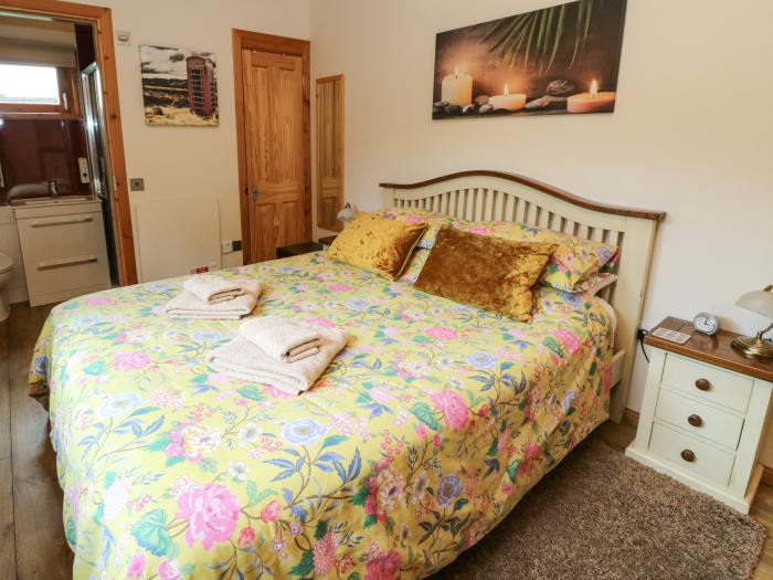 Burnside Lodge nr Fort William, Western Highlands. Log cabin. Private sauna. Decking. Wooden. 2-bed.