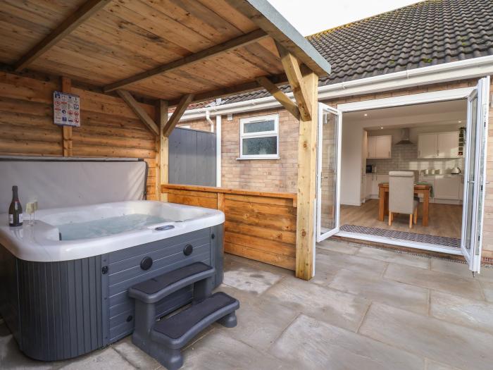 The Coastal Hideaway, Hornsea, East Riding of Yorkshire. Off-road parking. Couples. Romantic. Garden