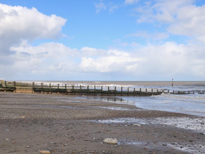 The Coastal Hideaway, Hornsea, East Riding of Yorkshire. Off-road parking. Couples. Romantic. Garden