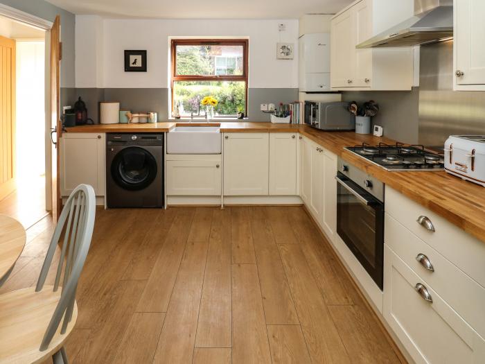 52 Delph Road rests nr Delph, Greater Manchester. Two-bedroom home resting near a pub. Pet-friendly.