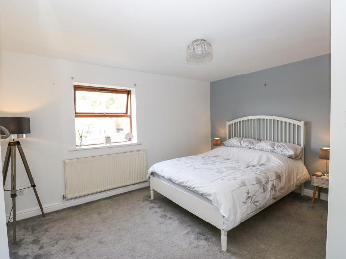 52 Delph Road rests nr Delph, Greater Manchester. Two-bedroom home resting near a pub. Pet-friendly.