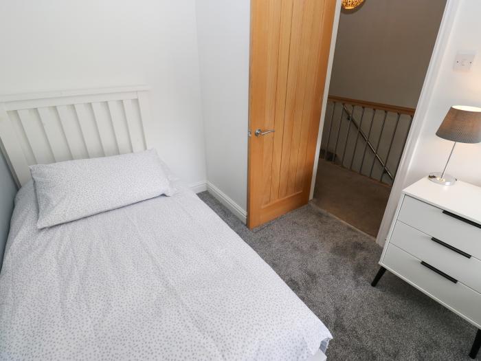 52 Delph Road rests nr Delph, Greater Manchester. Two-bedroom home resting near a pub. Pet-friendly.