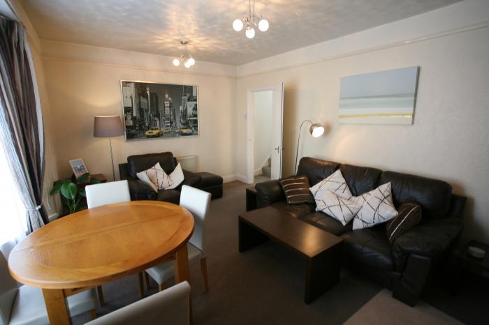 Flat 2, Teignmouth, Dorset. Close to a shop, a pub, a river and a beach. 2 bedrooms. WiFi.