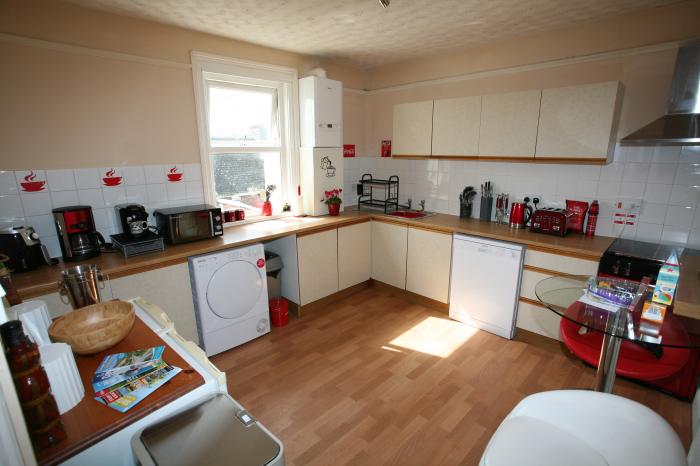 Flat 2, Teignmouth, Dorset. Close to a shop, a pub, a river and a beach. 2 bedrooms. WiFi.