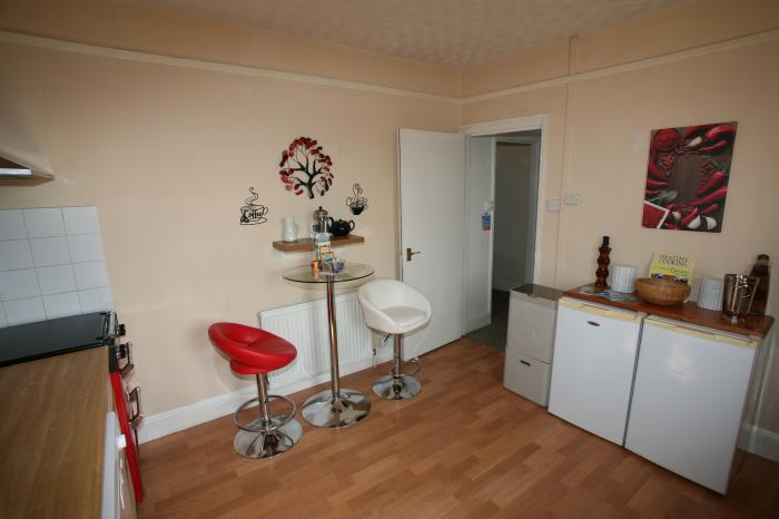 Flat 2, Teignmouth, Dorset. Close to a shop, a pub, a river and a beach. 2 bedrooms. WiFi.