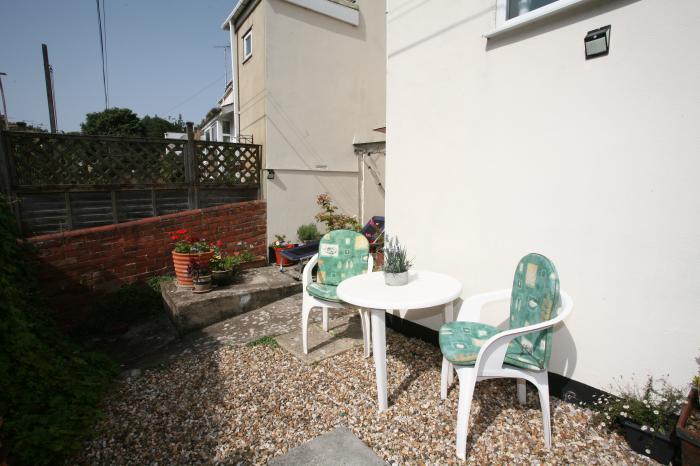 Flat 1, Teignmouth, Dorset. Close to a shop, a pub, a river and a beach. two bedrooms. WiFi