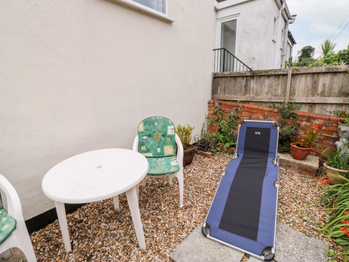 Flat 1, Teignmouth, Dorset. Close to a shop, a pub, a river and a beach. two bedrooms. WiFi