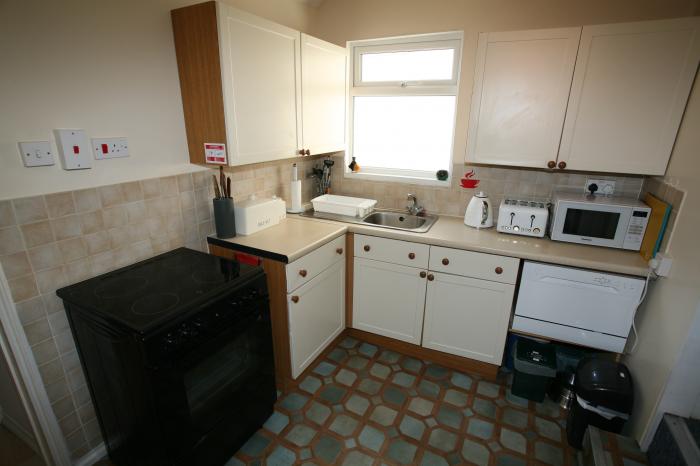 Flat 1, Teignmouth, Dorset. Close to a shop, a pub, a river and a beach. two bedrooms. WiFi