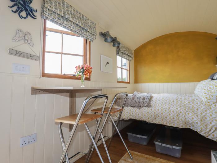 Dot May, Porteath near Polzeath, Cornwall. Off-road parking. Close to a beach. Rural location. 1bed.