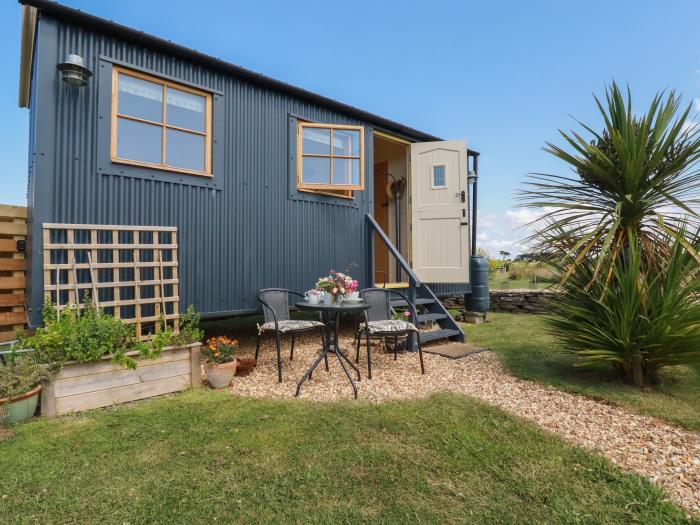 Dot May, Porteath near Polzeath, Cornwall. Off-road parking. Close to a beach. Rural location. 1bed.