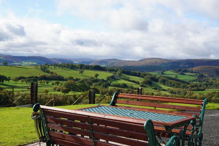 Badgers View, Rhayader, Wales. Hot tub. Smart TV. Ground-floor living. Countryside views. 3 bedrooms