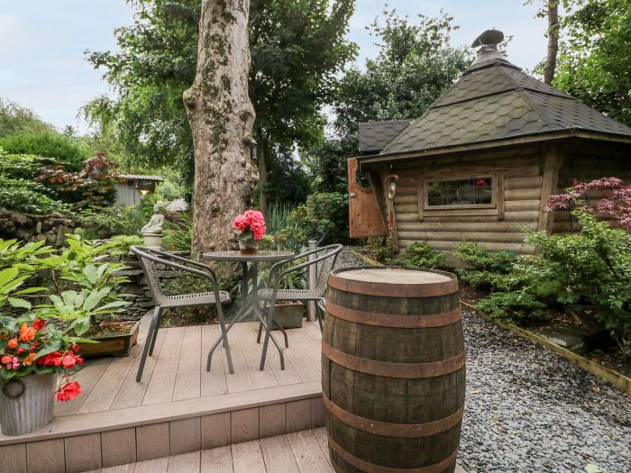 Oak, Ulverston, Cumbria. Studio-style pod ideal for a couple and one well-behaved dog. National Park