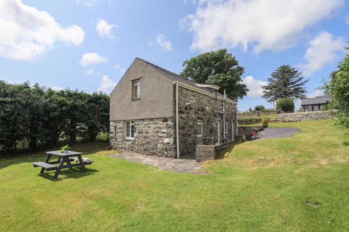 Bwthyn Derwin Fawr in Garndolbenmaen near Penygroes, Gwynedd. Near a National Park. Enclosed garden.