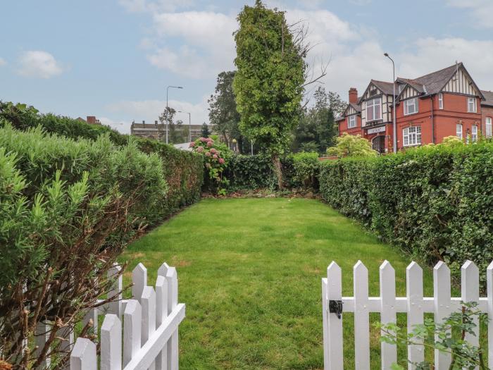 Bluebell Cottage in Ormskirk, Lancashire. Pet-friendly. Enclosed courtyard. Near amenities. Smart TV